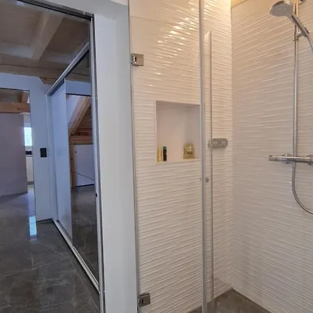 Alti Post Zentralgelegene, Stilvolle Dachwohnung Apartment *